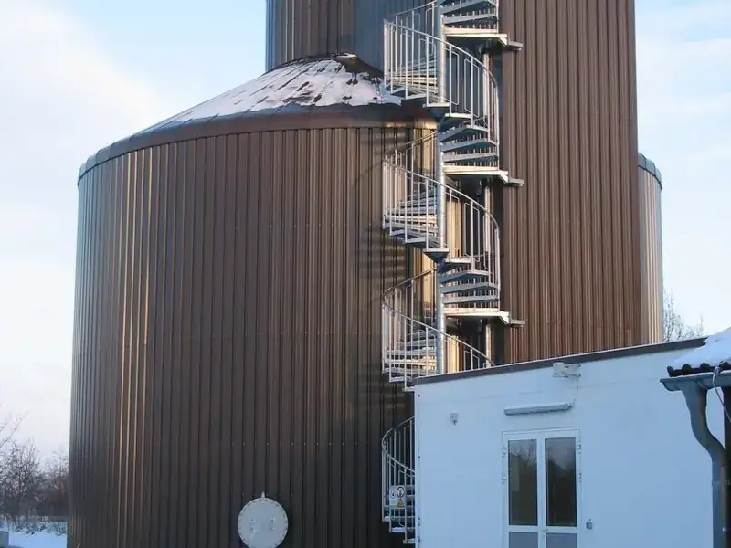 Tall timber-clad digester at the Innerstetal plant in winter.