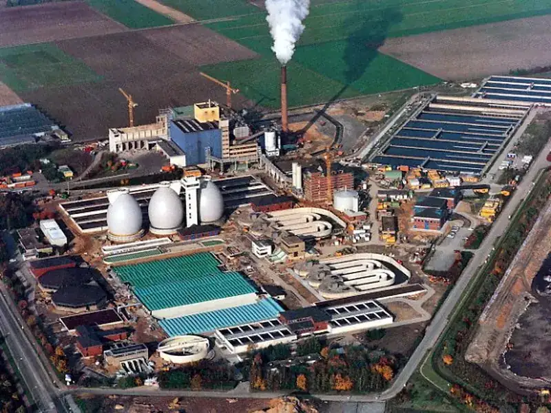 Aerial view of the Krefeld wastewater and biogas plant with white digester domes.